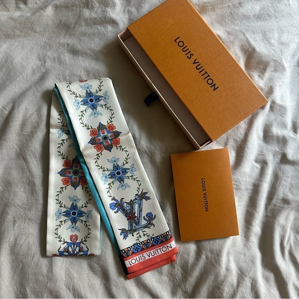 Louis Vuitton Monogram Asnieres Bandeau Reversible Parisian Floral Scarf - Picture 5 of 13
